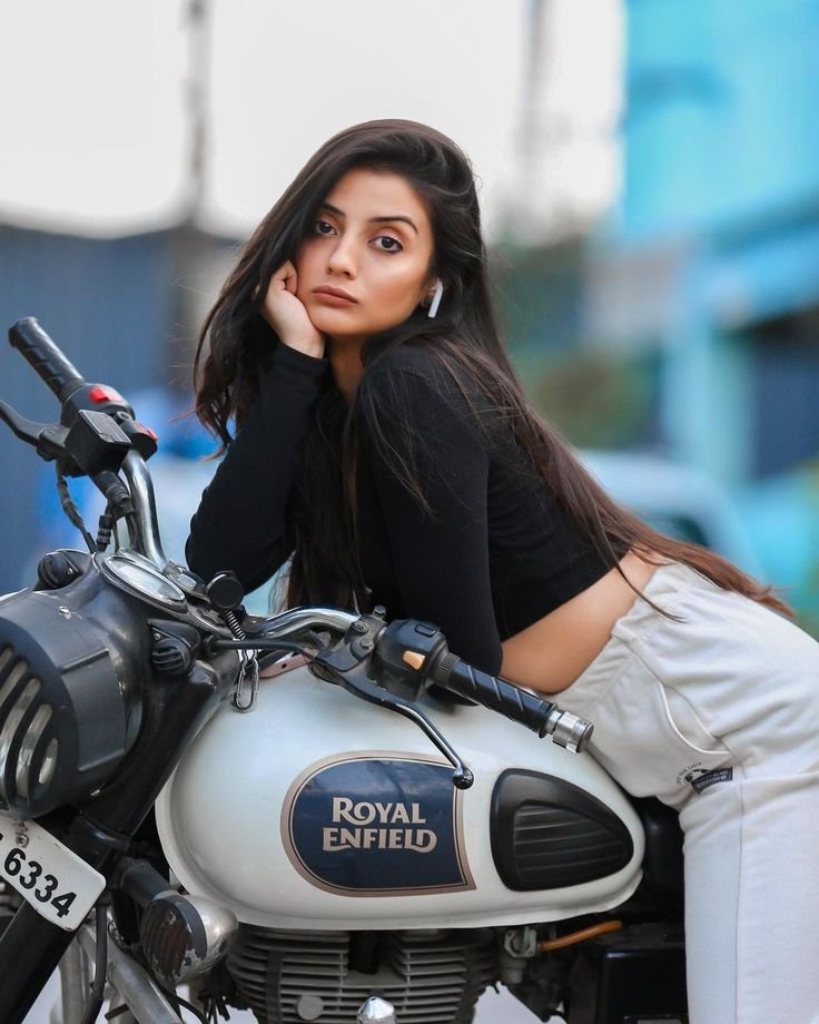 Female Attitude Shayari